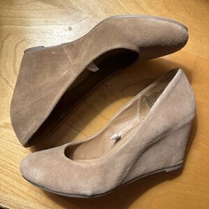EUC Tan suede wedges